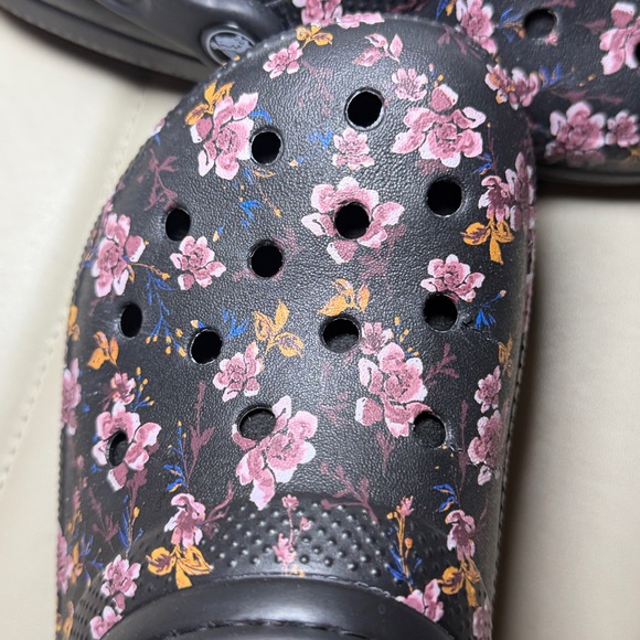 CROCS Black Floral size 7 women’s Clogs fur inside - Picture 8 of 10